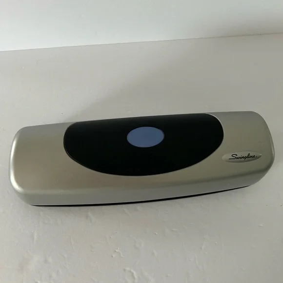 Swingline (2007) Electric Portable Desktop 3-Hole Punch - Batteries Not Included - Picture 8 of 17